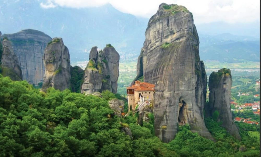 Τα Μετέωρα ''ντύθηκαν'' με την γαλανόλευκη για την επέτειο της 25ης Μαρτίου